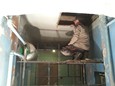 budowlaniec pracujący nad konstrukcją podwieszanego sufitu - podczas pracy wykorzystuje rusztowanie budowlane